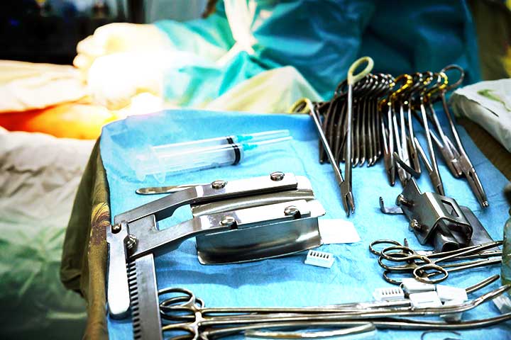 غرفة العمليات طاولة الأدوات الجراحية